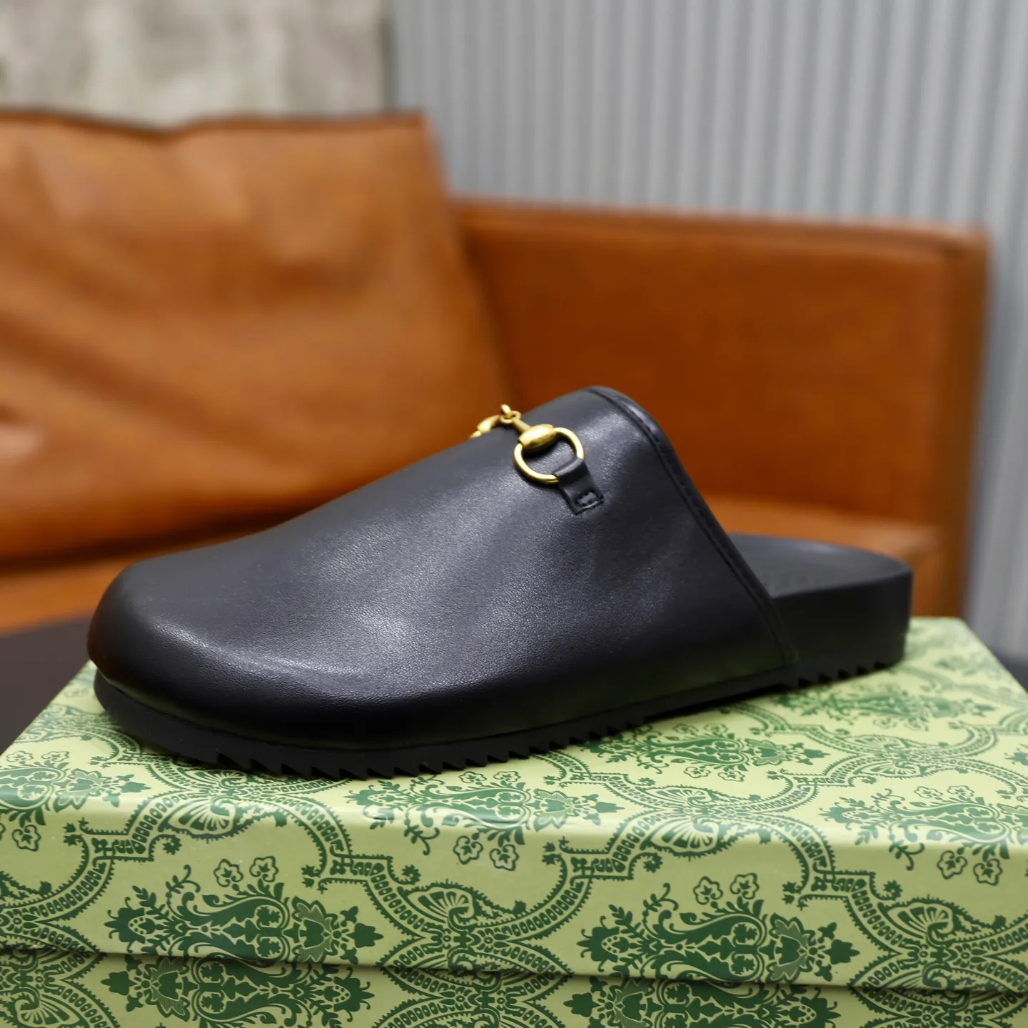 Ex-factory price: 340💰🙅‍♂️🙅‍♂️🙅‍♂️Couple model Brand: GUCCI Standard code: 35-44 (45 customized) Grade: Same as the official website Material: Original leather design Original lightweight wear-resistant molded outsole Style category: Men's fashion sandals Distinguished luxury brand elements Top luxury Color: Actual picture color